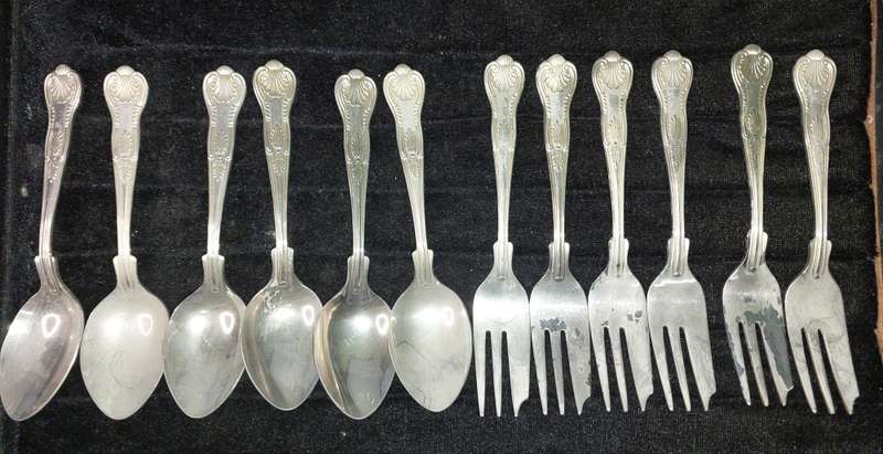 A SET OF 12 STAINLESS STEEL 24CT GOLD PLATE (WHITE ) DESERT FORKS AND SPOONS
