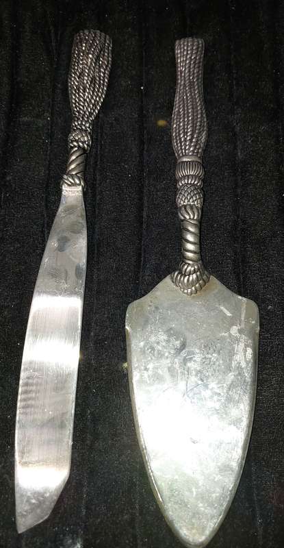 A VINTAGE SET CARVING KNIFE AND A CAKE CUTTER STAINLESS STEEL