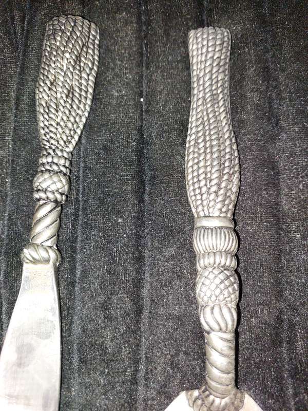 A VINTAGE SET CARVING KNIFE AND A CAKE CUTTER STAINLESS STEEL