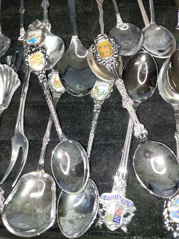 A BULK COLLECTION OF MEMORABILIA SPOONS
