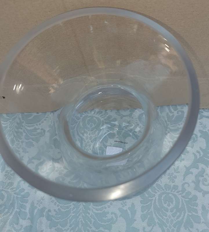 A BEAUTIFULL GLASS VASE SOLD AS IS