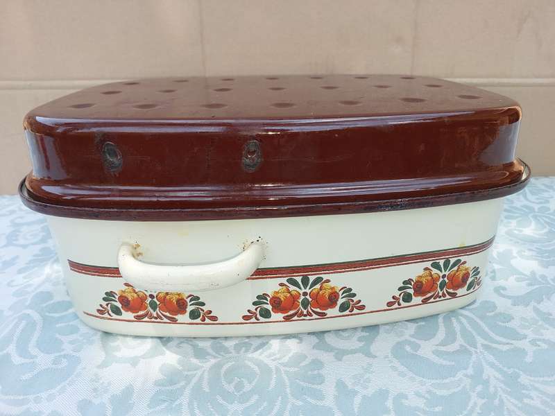 A VINTAGE ENAMEL WITH FLORAL PATTERN ROASTING PAN AND LID