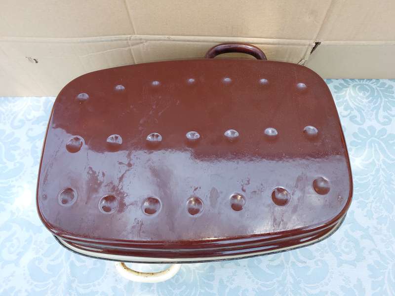 A VINTAGE ENAMEL WITH FLORAL PATTERN ROASTING PAN AND LID