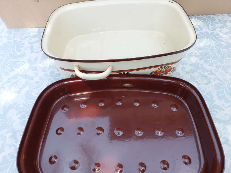 A VINTAGE ENAMEL WITH FLORAL PATTERN ROASTING PAN AND LID