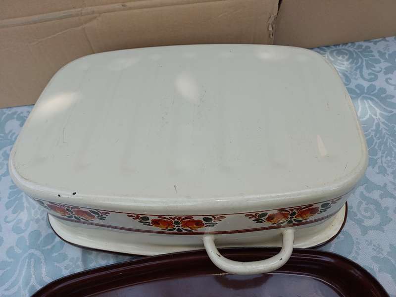 A VINTAGE ENAMEL WITH FLORAL PATTERN ROASTING PAN AND LID