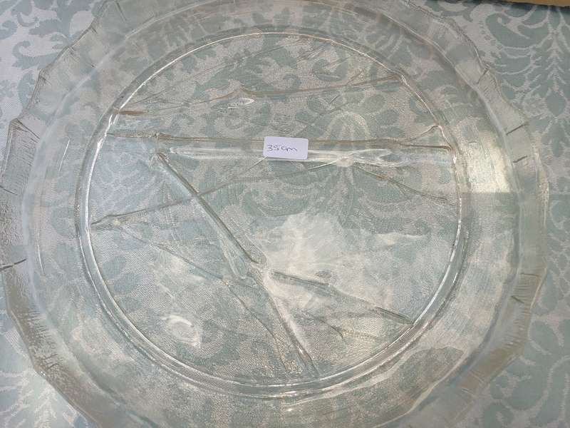 A COLLECTION OF 4 ART DECOR GLASS SERVING PLATTERS