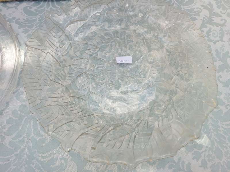 A COLLECTION OF 4 ART DECOR GLASS SERVING PLATTERS