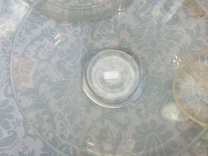 A COLLECTION OF 4 ART DECOR GLASS SERVING PLATTERS