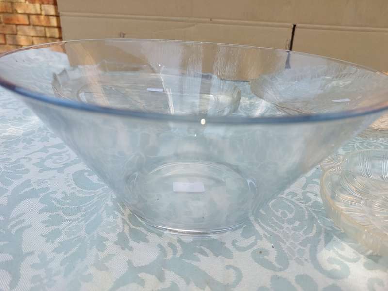 A COLLECTION OF 4 ART DECOR GLASS SERVING PLATTERS