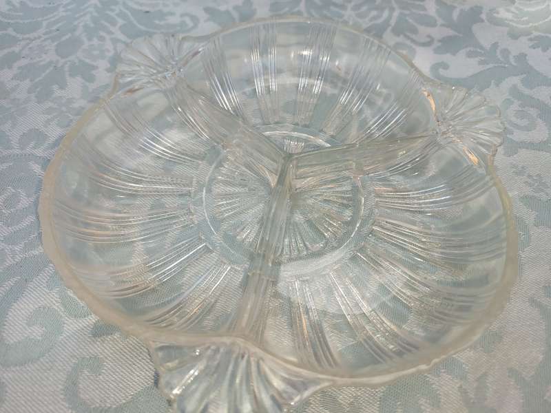 A COLLECTION OF 4 ART DECOR GLASS SERVING PLATTERS