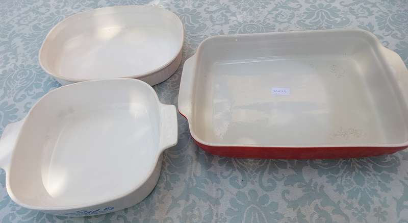 A COLLECTION OF OVEN PROOFE UTENSILS