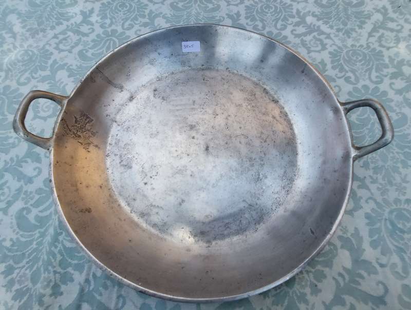 A VINTAGE ROUND ALUMINIUM ALLOY COOKING PAN