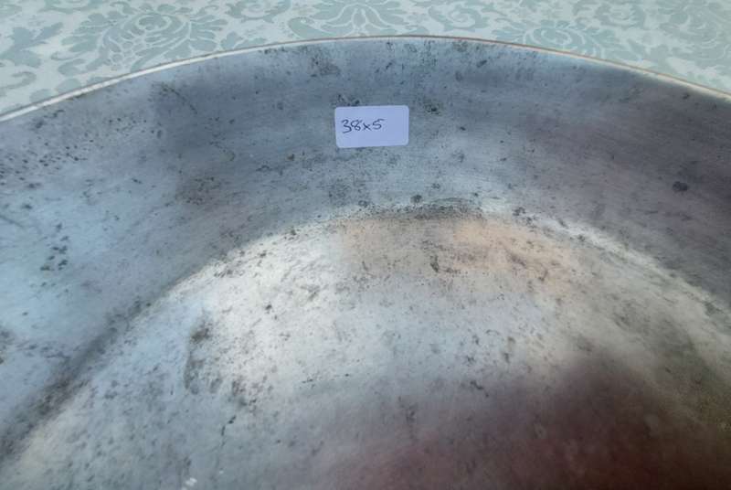 A VINTAGE ROUND ALUMINIUM ALLOY COOKING PAN