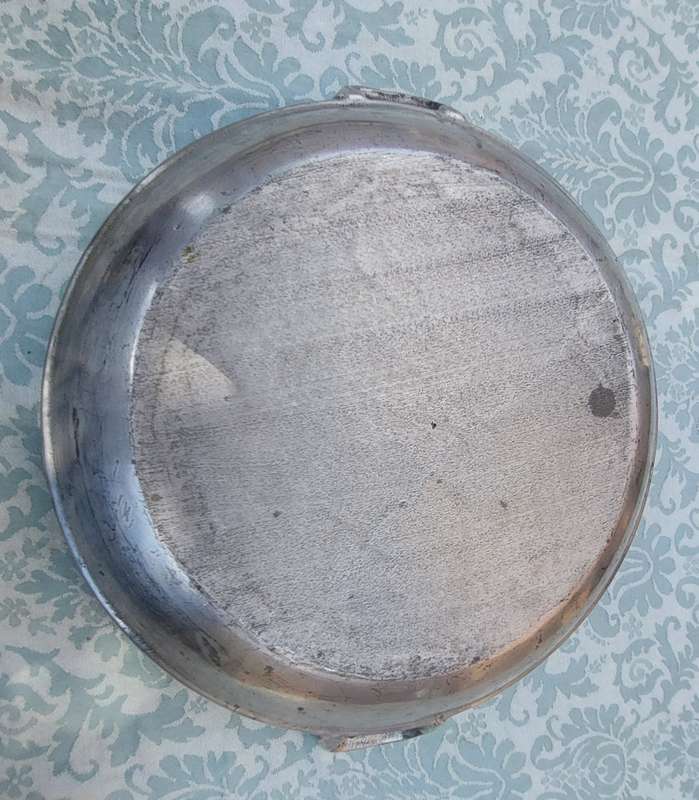 A VINTAGE ROUND ALUMINIUM ALLOY COOKING PAN