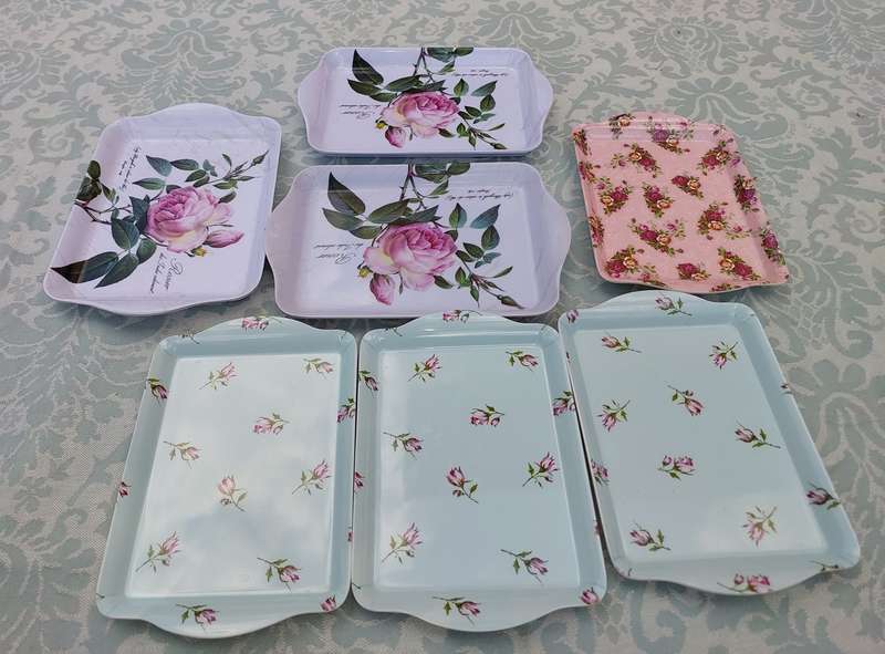 A JOBLOT FINGER TRAYS PLASTIC SOLD AS IS