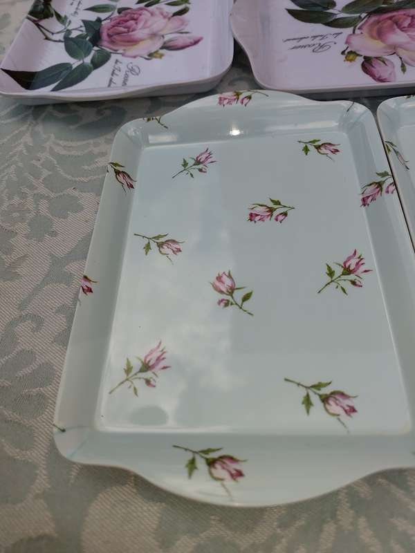 A JOBLOT FINGER TRAYS PLASTIC SOLD AS IS
