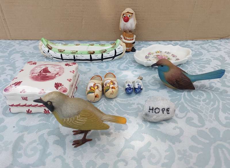 A JOBLOT VINTAGE CERAMIC FIGURINES SOLD AS IS