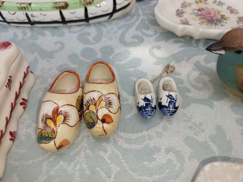 A JOBLOT VINTAGE CERAMIC FIGURINES SOLD AS IS