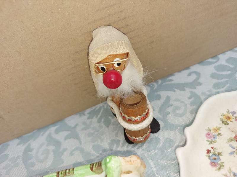 A JOBLOT VINTAGE CERAMIC FIGURINES SOLD AS IS