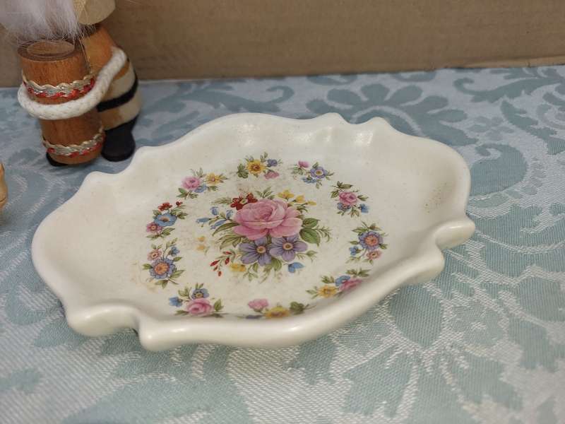 A JOBLOT VINTAGE CERAMIC FIGURINES SOLD AS IS