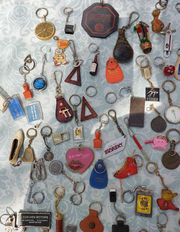 AN ENTIRE VINTAGE AND ANTIQUE COLLECTION OF KEY RINGS