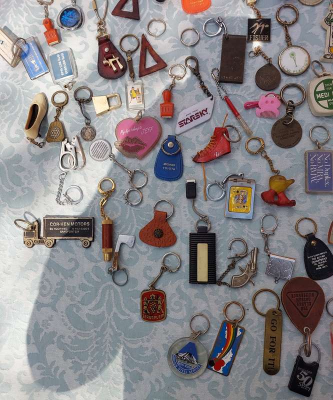 AN ENTIRE VINTAGE AND ANTIQUE COLLECTION OF KEY RINGS