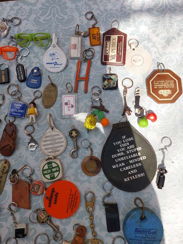 AN ENTIRE VINTAGE AND ANTIQUE COLLECTION OF KEY RINGS