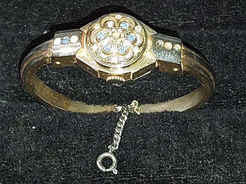 AN ANTIQUE LE ROYAL BRACELET GOLD PLATED 14 RUBIS WATCH