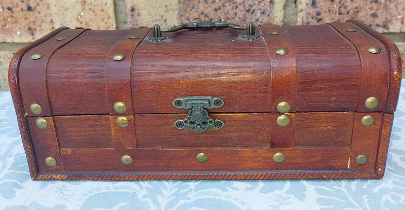 A VINTAGE CHEST STYLE WOODEN JEWELRY BOX