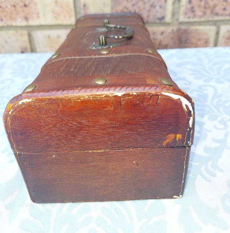 A VINTAGE CHEST STYLE WOODEN JEWELRY BOX