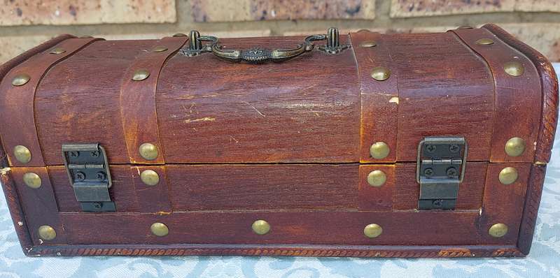 A VINTAGE CHEST STYLE WOODEN JEWELRY BOX