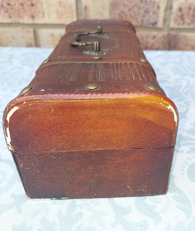 A VINTAGE CHEST STYLE WOODEN JEWELRY BOX