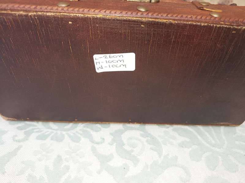 A VINTAGE CHEST STYLE WOODEN JEWELRY BOX