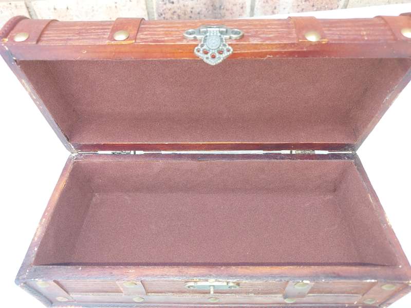 A VINTAGE CHEST STYLE WOODEN JEWELRY BOX