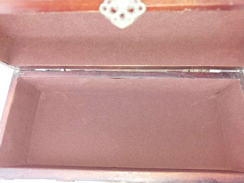 A VINTAGE CHEST STYLE WOODEN JEWELRY BOX