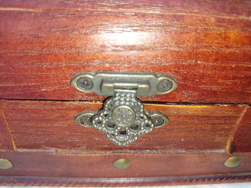 A VINTAGE CHEST STYLE WOODEN JEWELRY BOX