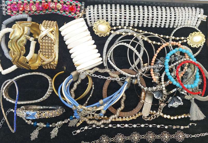 A VINTAGE JOBLOT COSTUME BRACELETS AND BANGLES