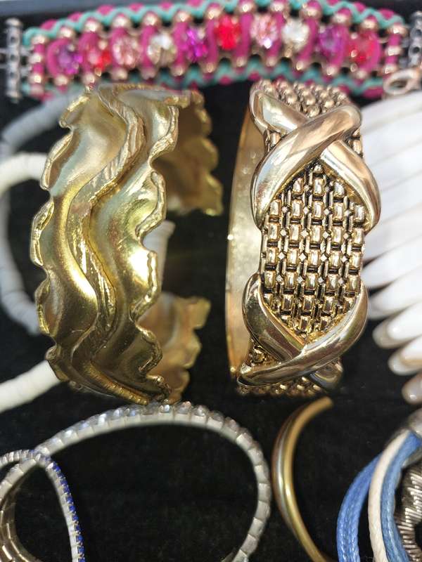 A VINTAGE JOBLOT COSTUME BRACELETS AND BANGLES