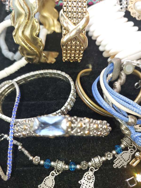 A VINTAGE JOBLOT COSTUME BRACELETS AND BANGLES