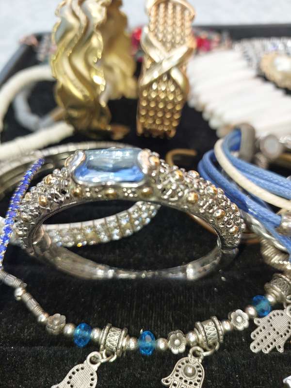 A VINTAGE JOBLOT COSTUME BRACELETS AND BANGLES