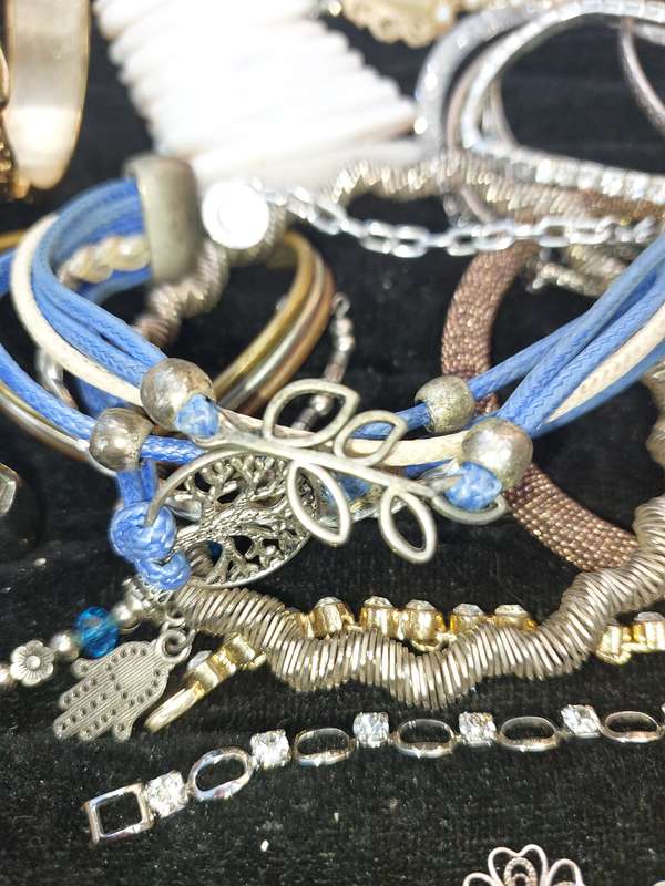 A VINTAGE JOBLOT COSTUME BRACELETS AND BANGLES