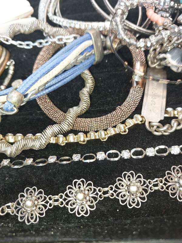 A VINTAGE JOBLOT COSTUME BRACELETS AND BANGLES