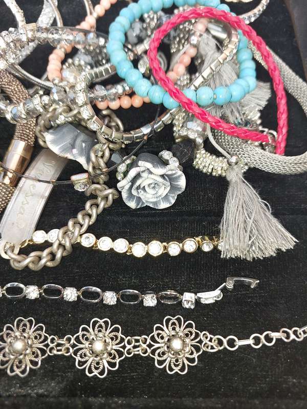 A VINTAGE JOBLOT COSTUME BRACELETS AND BANGLES