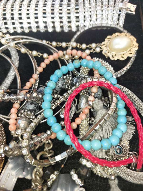 A VINTAGE JOBLOT COSTUME BRACELETS AND BANGLES