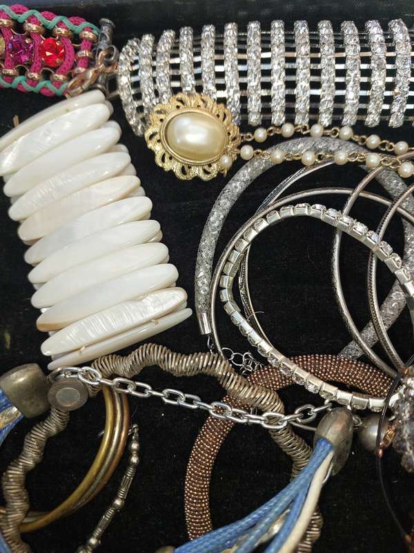 A VINTAGE JOBLOT COSTUME BRACELETS AND BANGLES