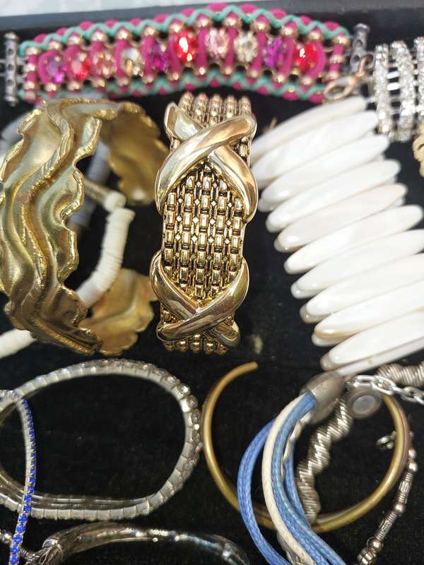 A VINTAGE JOBLOT COSTUME BRACELETS AND BANGLES