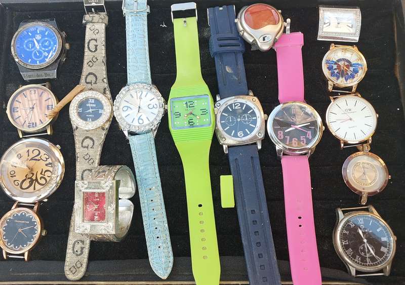 Dress fashion watches with new bands included