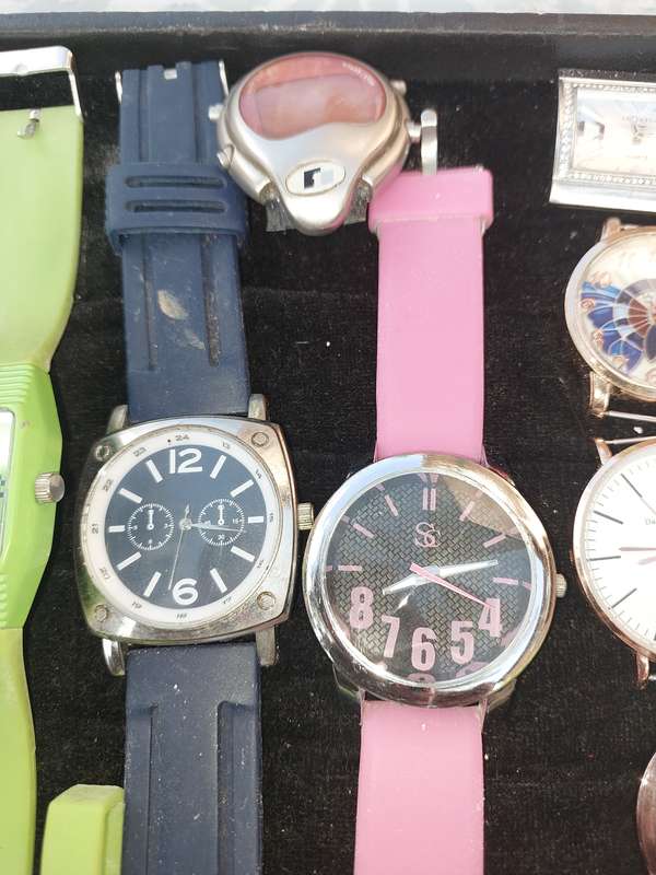 Dress fashion watches with new bands included