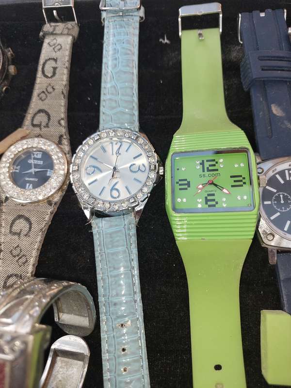 Dress fashion watches with new bands included