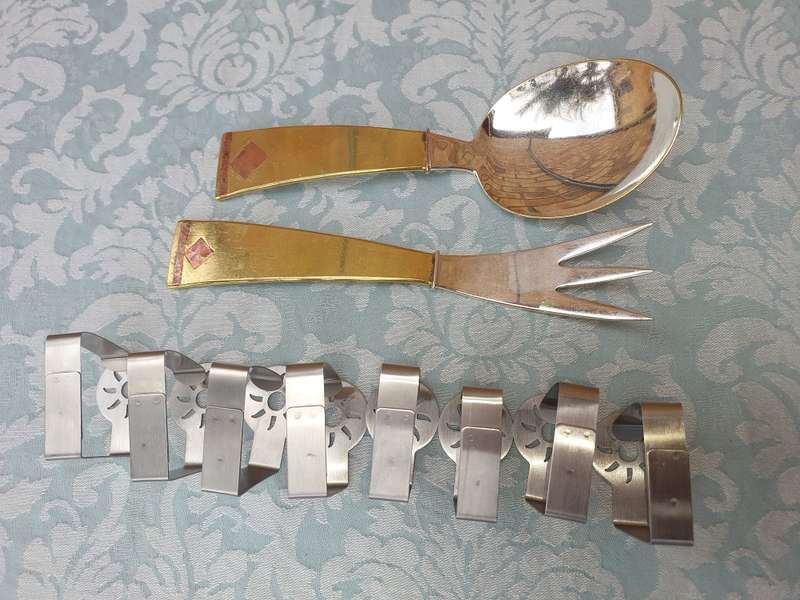 A VINTAGE SET ARTVARK SALAD LADELS AND A SET OF 8 STAINLESS STEEL NAPKIN RINGS